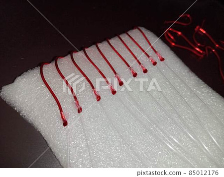 將手工製作的釣魚裝置插入海綿中，準備釣魚 85012176