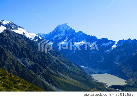 Mount Cook, a mountain that penetrates the clouds Mount Cook, a mountain that penetrates the clouds 85012622