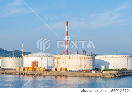 Refineries and large oil tanks 85012770