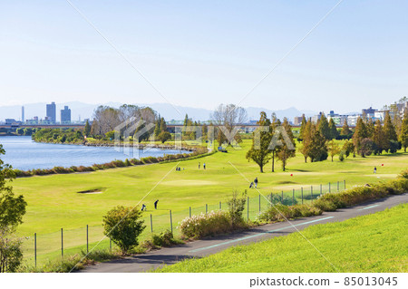 【城市風光】荒川岸風光和河床高爾夫球場 85013045