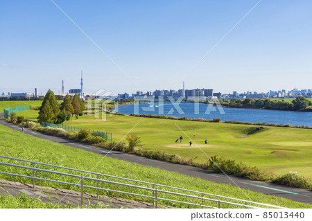 [Urban scenery] Arakawa bank scenery and riverbed golf course 85013440