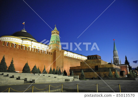 Night view of Russia, Moscow, Red Square, Kremlin, Senatskaya Tower, Nikol'skaya Tower, Lenin's Mausoleum Night view of Russia, Moscow, Red Square, Kremlin, Senatskaya Tower, Nikol'skaya Tower, Lenin's Mausoleum 85013570