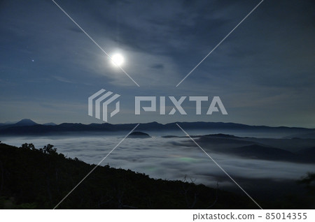 Moon and the sea of clouds Moon and the sea of clouds 85014355