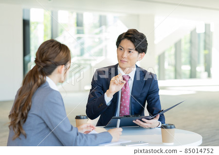 Young business person having a meeting in the office lobby "LINK FOREST" Young business person having a meeting in the office lobby "LINK FOREST" 85014752