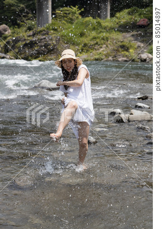 Girl playing in the river Girl playing in the river 85014897