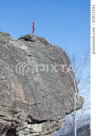 Top of the rock against a blue background. 85015581