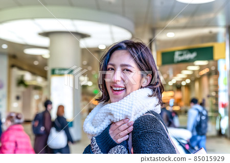 前往百貨公司地下室購買熟食澀谷的女商人 85015929