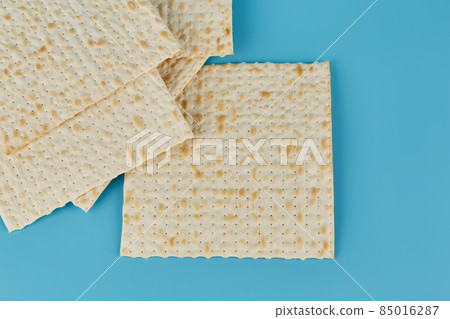 Religious matzah on the Jewish holiday of Passover, on a blue background 85016287