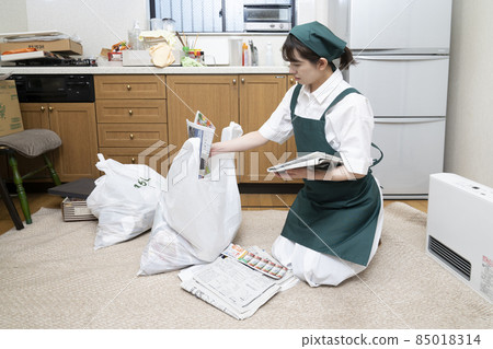 女工收拾一間凌亂的房間 85018314