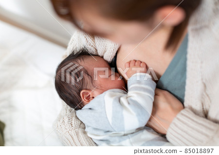 Child-rearing mom and one-month-old baby breastfeeding Child-rearing mom and one-month-old baby breastfeeding 85018897