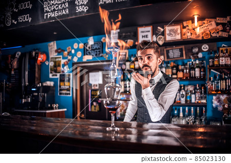 Barman mixes a cocktail at the porterhouse 85023130