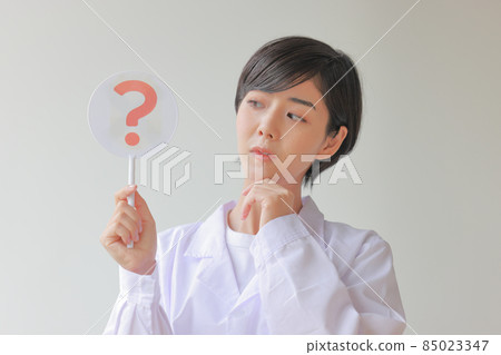 一個白大褂女人，拿著一個 Hatena 盤子，表達了它是什麼 1 85023347