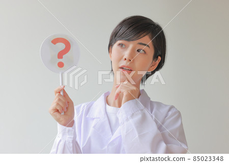 一個白大褂的女人，拿著一個 Hatena 盤子，表達了它是什麼 2 85023348