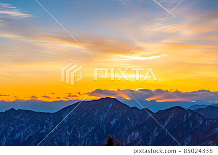 冬日夕陽下的熊取山登山風景[東京] 85024338