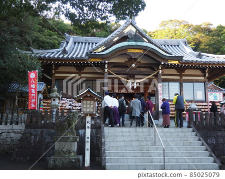 Image of visiting a shrine 85025079