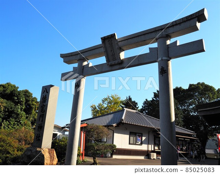 Image of visiting a shrine Image of visiting a shrine 85025083