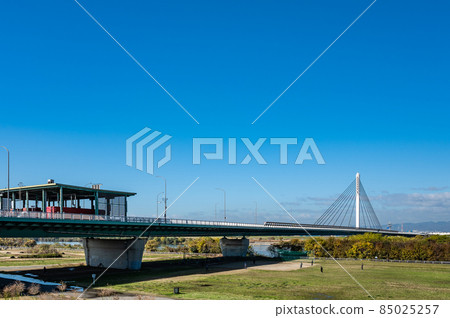Toll road that straddles the Yodo River Torikainiwaji Ohashi Toll road that straddles the Yodo River Torikainiwaji Ohashi 85025257