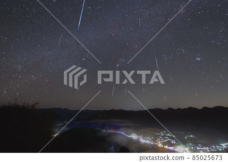 Gemini meteor shower pouring into Kumano Gemini meteor shower pouring into Kumano 85025673