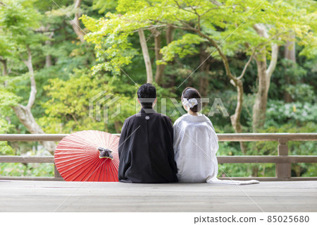 Rear view of two people in kimono Rear view of two people in kimono 85025680