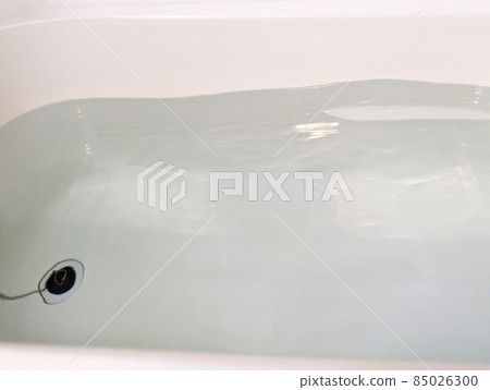 Hot water in a swaying bath 85026300