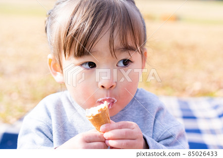 A girl who eats a soft cream 85026433