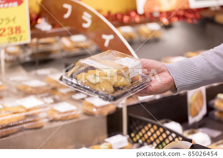 Men holding side dishes at the supermarket 85026454