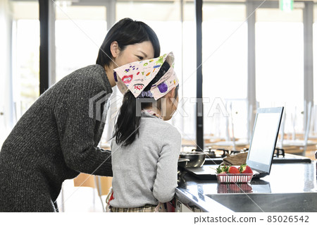 家長和孩子一起觀看的在線烹飪課 家長和孩子一起觀看的在線烹飪課 85026542
