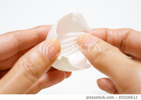 Hand to peel off the eggshell membrane Hand to peel off the eggshell membrane 85026612