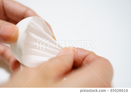 Hand to peel off the eggshell membrane Hand to peel off the eggshell membrane 85026618