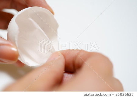 Hand to peel off the eggshell membrane Hand to peel off the eggshell membrane 85026625