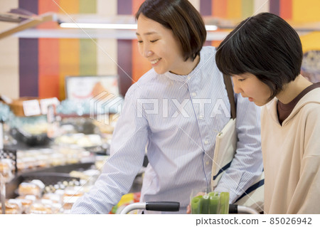 父母和孩子在超市購物 85026942