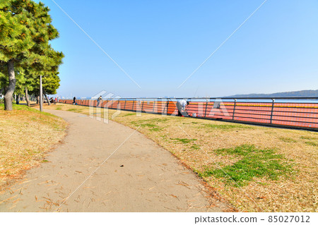View toward the reclaimed land inside the Central Breakwater from Akatsuki Terminal Park (Koto-ku, Tokyo) [2021.12] 85027012