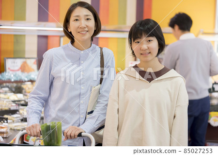 父母和孩子在超市購物 父母和孩子在超市購物 85027253