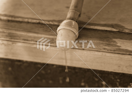 Water dripping with chorochoro 85027294