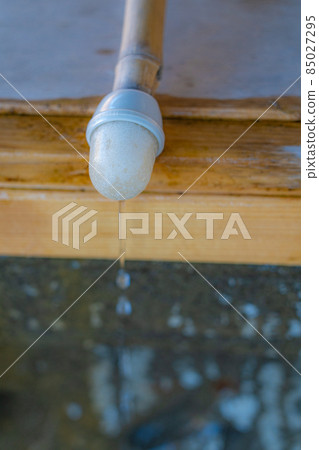 Water dripping with chorochoro 85027295