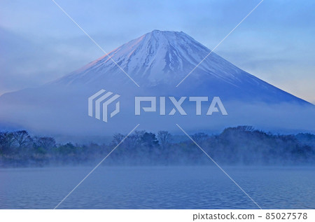 富士山和河口湖的清晨霧濛濛的夢幻般的風景 85027578