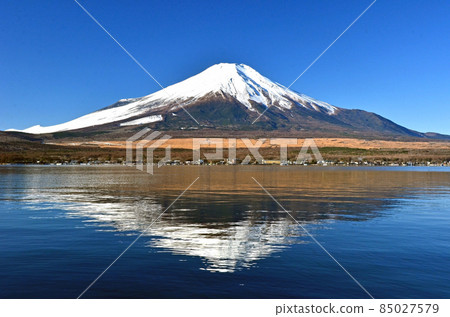 World heritage Mt. Fuji and Lake Yamanaka 85027579