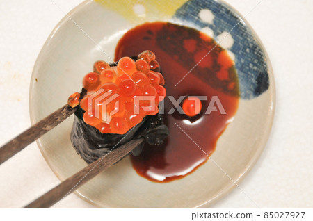 Eat fresh and delicious salmon roe sushi 85027927