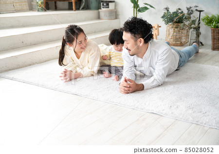 一個快樂的年輕家庭，在一個白色的大房間裡有一個複印空間，就像一棟新建築 85028052