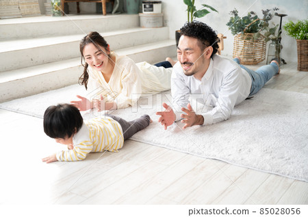 一個快樂的年輕家庭，在一個白色的大房間裡有一個複印空間，就像一棟新建築 85028056