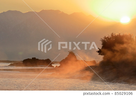立山山脈的日出和天晴海岸的風暴 85029106