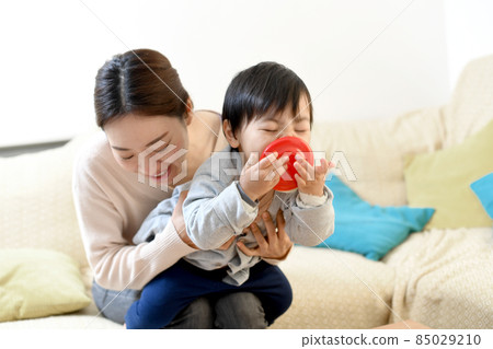 媽媽和她的孩子（兒子）在室內玩耍 85029210