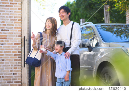 Bright family of three 85029440