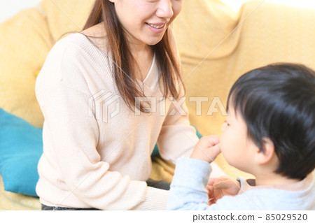 母親在室內與孩子（兒子）交談 85029520