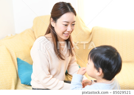 母親在室內與孩子(兒子)交談 母親在室內與孩子(兒子)交談 85029521