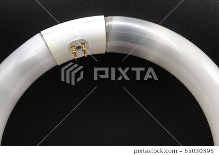 Round fluorescent lamp that turned black and stopped lighting 85030398