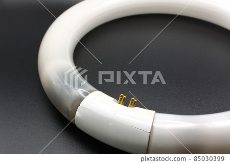 Round fluorescent lamp that turned black and stopped lighting 85030399