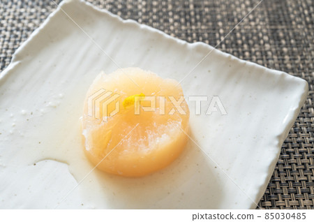 白蘿蔔浸泡在香味中 白蘿蔔浸泡在香味中 85030485