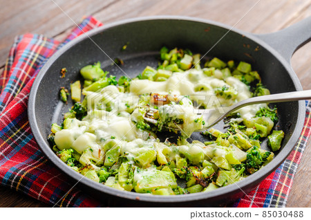Stir-fried broccoli with cheese Stir-fried broccoli with cheese 85030488