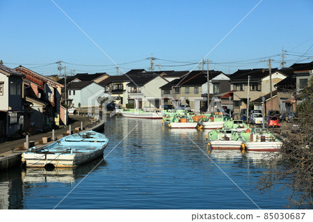 兩岸停泊漁船的風景 兩岸停泊漁船的風景 85030687